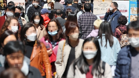 정부 &quot;거리두기 인원·시간제한 해제 검토···6∼7월엔 마스크도&quot;