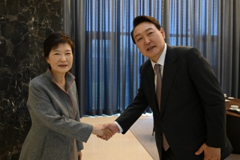 윤석열, 취임 전 박근혜 대구 사저 방문···尹 &quot;늘 죄송했다&quot; 朴 &quot;건강 챙겨야&quot;