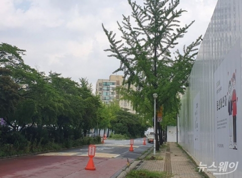 절반 올라간 둔촌주공, 시공사·조합 갈등에 전면 공사 중단