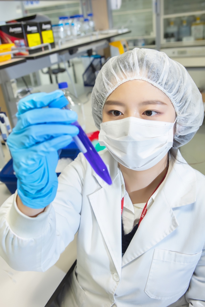 사진= SK바이오사이언스 연구원이 백신 개발을 위한 연구를 진행하고 있다.