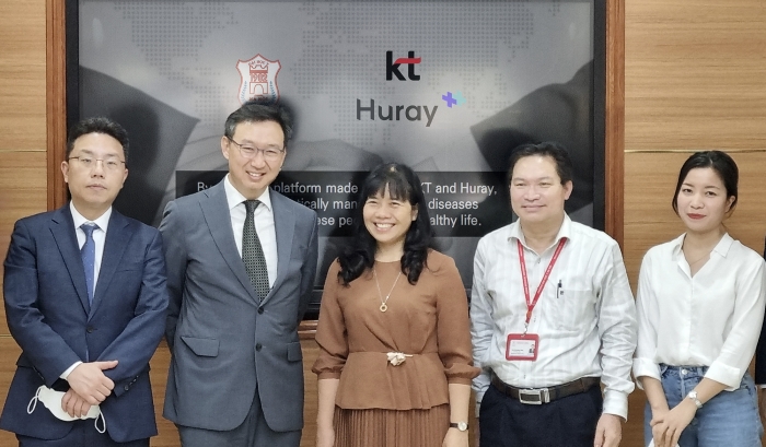 (왼쪽부터)KT 바이오사업P-TF장 고훈석 담당, 디지털&바이오헬스사업단장 임승혁 상무, 하노이의과대학병원 레 티 흐엉 예방의학센터장 등 관계자들이 베트남 하노이의대에서 체결한 업무협약 후 기념사진을 촬영하고 있다. 사진=KT
