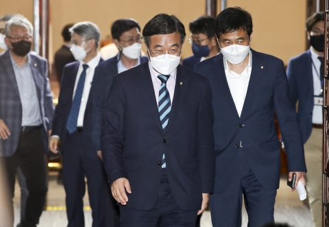'검찰 수사·기소권 분리' 당론 채택했지만···4월 국회 처리는 '첩첩산중'