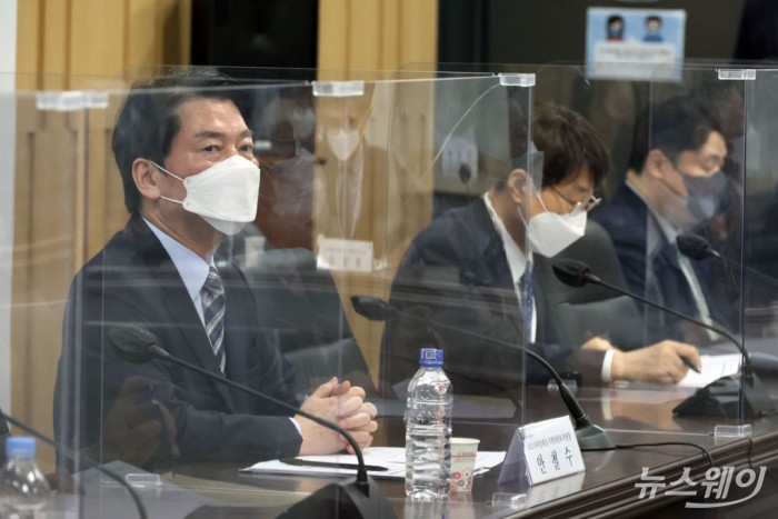 안철수 대통령직 인수위원장, 제11차 코로나비상대응특별위원회 회의. 사진=인수위원회사진기자단 안철수 대통령직 인수위원장이 13일 오후 서울 종로구 인수위에서 제11차 코로나비상대응특별위원회 회의를 주재하고 있다.