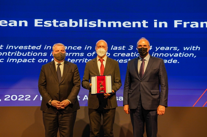 13일 서울 영등포구 페어몬트 서울에서 열린 '2022 한불상공회의소 비즈니스 어워즈'에서 최우수 프랑스 진출 기업상을 수상한 잭 모란(Jack Francis Moran) SPC그룹 파리크라상 글로벌전략총괄 부사장(가운데)이 필립 르포르(Phillippe Lefort) 주한 프랑스 대사(오른쪽), 다비드 피에르 잘리콩(David-Pierre Jalicon) 한불 상공회의소장(왼쪽)과 기념촬영을 하고 있다. 사진=SPC그룹 제공