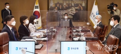 총재 공석에도 기준금리 0.25%p인상···'물가 안정'에 집중(종합)