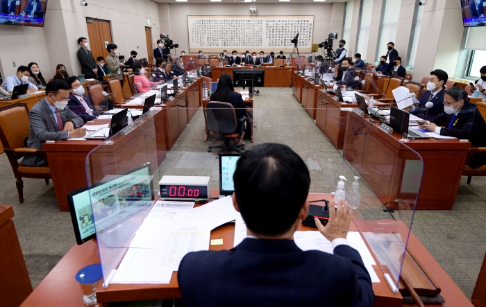 박범계 법무부 장관이 14일 오후 서울 여의도 국회에서 열린 법제사법위원회 전체회의에서 의원들의 현안 질의에 답하고 있다. 사진=국회사진취재단