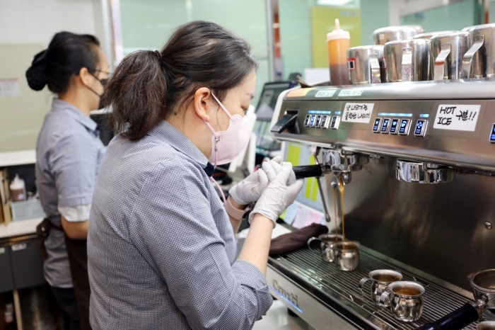 LG이노텍 구미사업장 사내카페 '카페위드'에서 소속 바리스타가 임직원들에게 판매할 음료를 만들고 있다. 사진=LG이노텍 제공