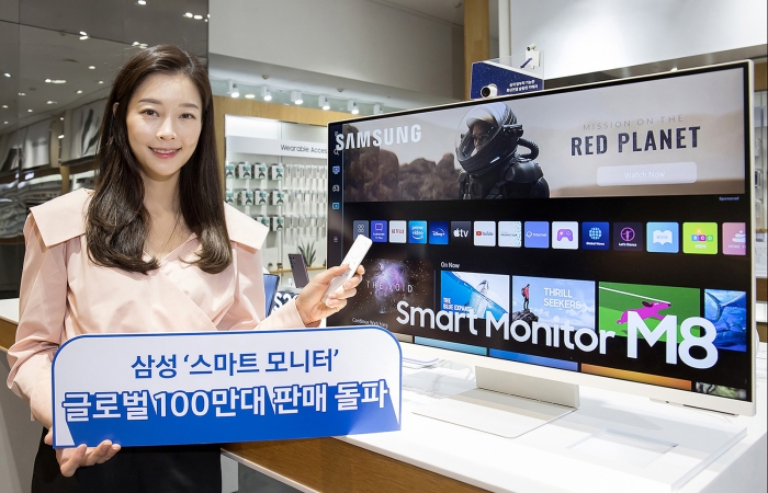 삼성전자 모델이 서울 서초동에 위치한 삼성전자 홍보관 딜라이트에서 스마트 모니터를 소개하고 있다. 사진=삼성전자 제공