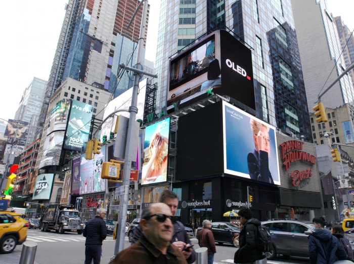 LG디스플레이가 뉴욕 타임스퀘어 전광판에 스타워즈 드라마 주인공이 등장하는 OLED TV 홍보 영상을 상영하고 있다. 사진=LG디스플레이 제공