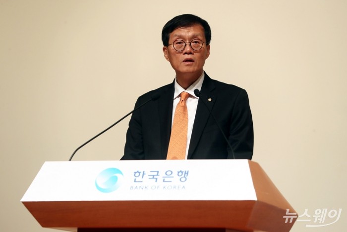 이창용 한국은행 총재가 지난달 21일 오후 서울 중구 부영태평빌딩 컨벤션홀에서 열린 취임식에서 취임사를 하고 있다. 사진=공동취재단