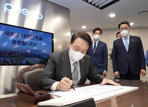 윤석열 대통령 당선인이 21일 포스코 광양제철소를 방문해 임직원을 격려했다. 윤석열 대통령 당선인이 방명록을 작성하고 있다. 사진=포스코그룹 제공