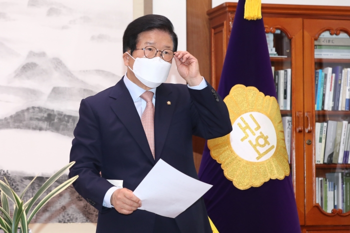 박병석 국회의장이 22일 오전 국회 의장실에서 검찰개혁 관련 입장을 발표하기 위해 자리로 이동하고 있다. 사진=국회사진취재단