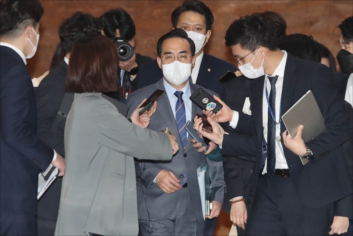 더불어민주당 박홍근 원내대표가 22일 오전 국회에서 비공개로 열린 의원총회에 참석하며 취재진의 질문 세례를 받고 있다. 사진=국회사진취재단