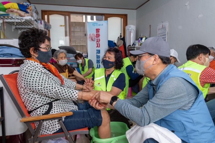 23일 진월면 오추마을에서 펼쳐진 광양제철소 연합봉사에서 이진수 광양제철소장이 마을을 돌면서 직원들을 격려하고 봉사활동에도 직접 참여하고 있다.
