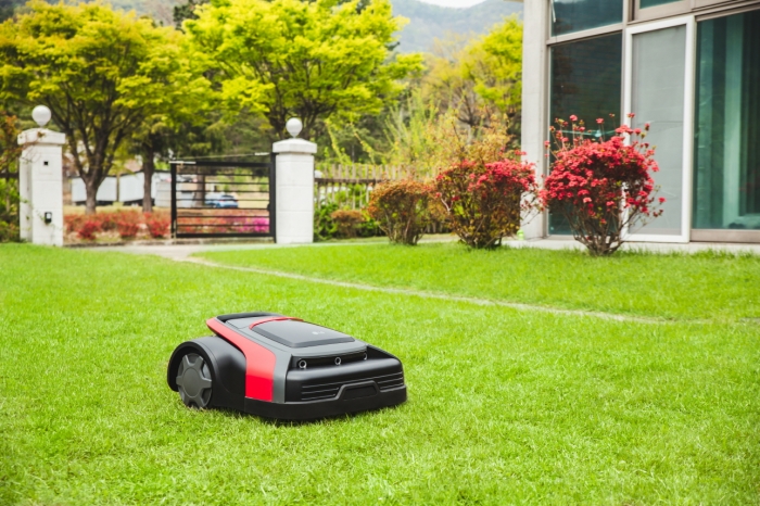 LG전자가 26일 출시하는 한국형 '잔디깎이 로봇'. 사진=LG전자 제공