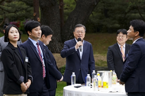 文 &quot;청와대 시대 끝난다···부정평가는 우리 역사 왜곡&quot;(종합)