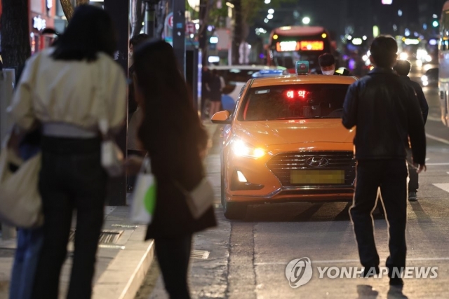 서울시, 택시 심야 할증 요금 '밤 10시부터' 연장 검토