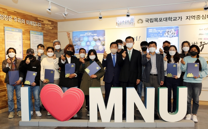 목포대학교가 2022학년도 1학기 이승준장학금 전달식을 26일 개최한 뒤 기념촬영하고 있다.