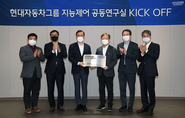 왼쪽부터 현대엔지비 강성원 상무/현대차·기아 김치경 상무/현대차·기아 연구개발본부장 박정국 사장/서울대학교 최해천 부총장/서울대학교 송준호 공과대학 부학장/서울대학교 심형보 교수 사진=현대차그룹 제공