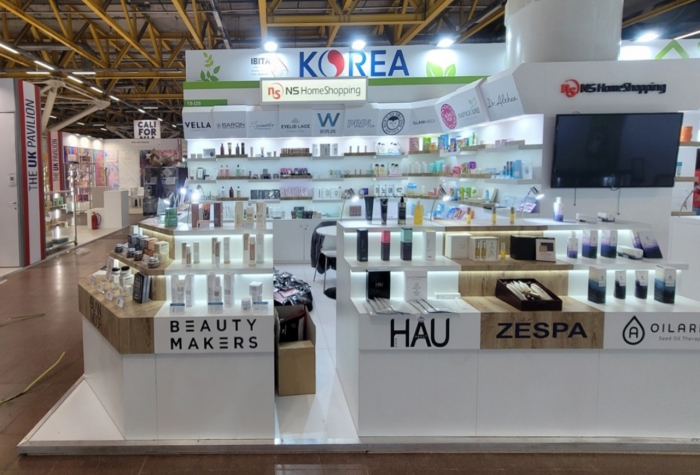 NS홈쇼핑의 중소기업 협력사 패션 뷰티 상품이 전시된 세계 최대 이미용 박람회 '2022 이태리 볼로냐 코스모프로프' 현장 부스 모습/사진=NS홈쇼핑 제공