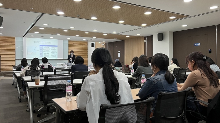 지난 27일 서울시 강남구 소재 신한아트홀에서 진행된 '디지털 두뇌건강강사 발대식'에서 강사들이 설명 듣는 모습. 사진=신한은행 제공