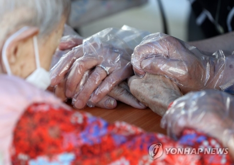 오늘부터 요양병원·시설 접촉면회 가능···3주간 한시적 허용