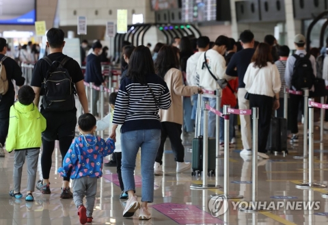 징검다리 연휴 앞두고 고속도로 일부 정체···공항도 붐벼