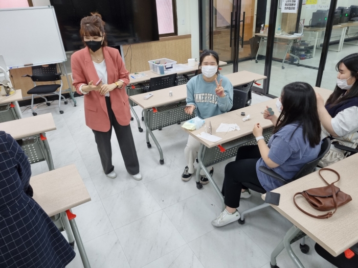 전주기전대학 소속 전주메이커빌리지가 6일 전주시 지역민 교육희망자들을 대상으로 가죽 공방 교육을 진행하고 있다.