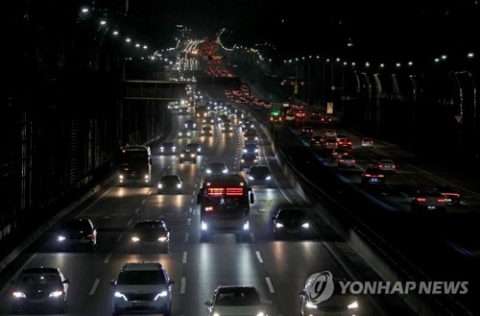 연휴 끝···고속도로 정체 밤 11시께 풀릴 듯