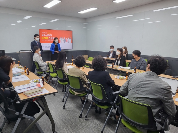 전주기전대학 대학일자리플러스센터, 진로취업지원센터와 창업지원센터가 9일 재학생 및 지역청년들의 진로취업 활성화를 위한 '교수와의 도시락 간담회'를 개최하고 있다.
