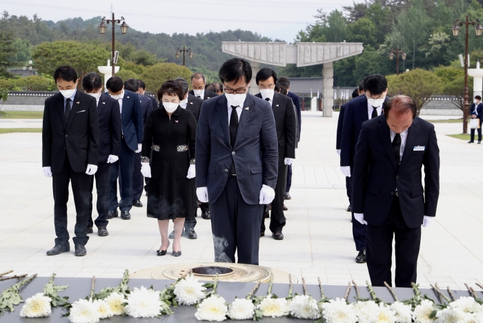 전라남도교육청 간부 공무원들이 제42주년 5·18민주화운동 기념일을 맞아 12일 국립 5·18민주묘지를 합동 참배하고 있다.