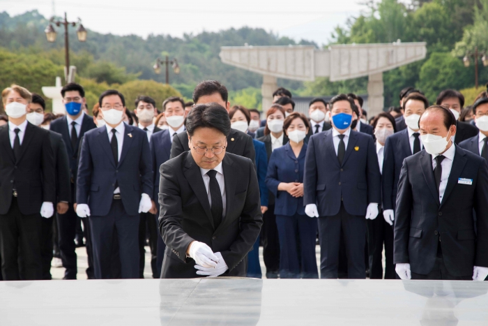 강기정 더불어민주당 광주광역시장 후보는 12일 오전 후보 등록에 앞서 국립5·18민주묘지를 참배했다.