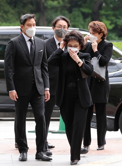 신세계 이명희, 정용진·유경 남매와 故 구자학 회장 빈소 조문