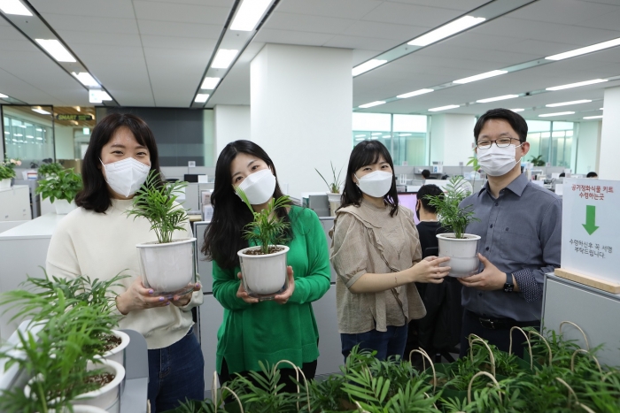 최근 열린 비대면 봉사활동인 '공기정화 식물 기부'에 참여한 LG이노텍 직원들. 사진=LG이노텍 제공
