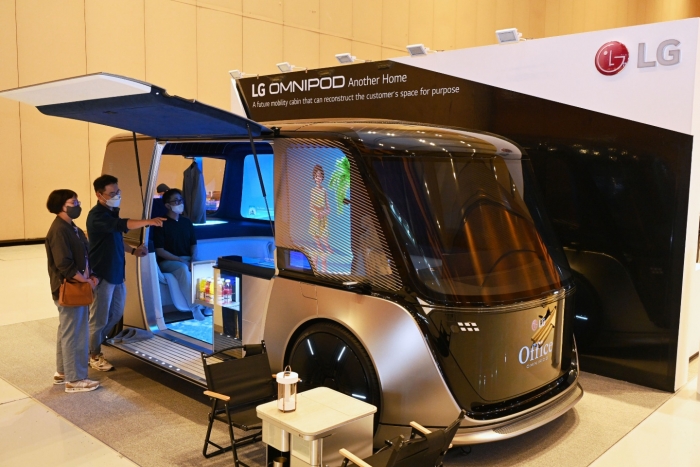 LG전자 부스에서 차량을 집의 새로운 확장 공간으로 해석해 만든 미래 모빌리티의 콘셉트 모델 LG 옴니팟을 전시하고 있다. 사진=LG전자 제공