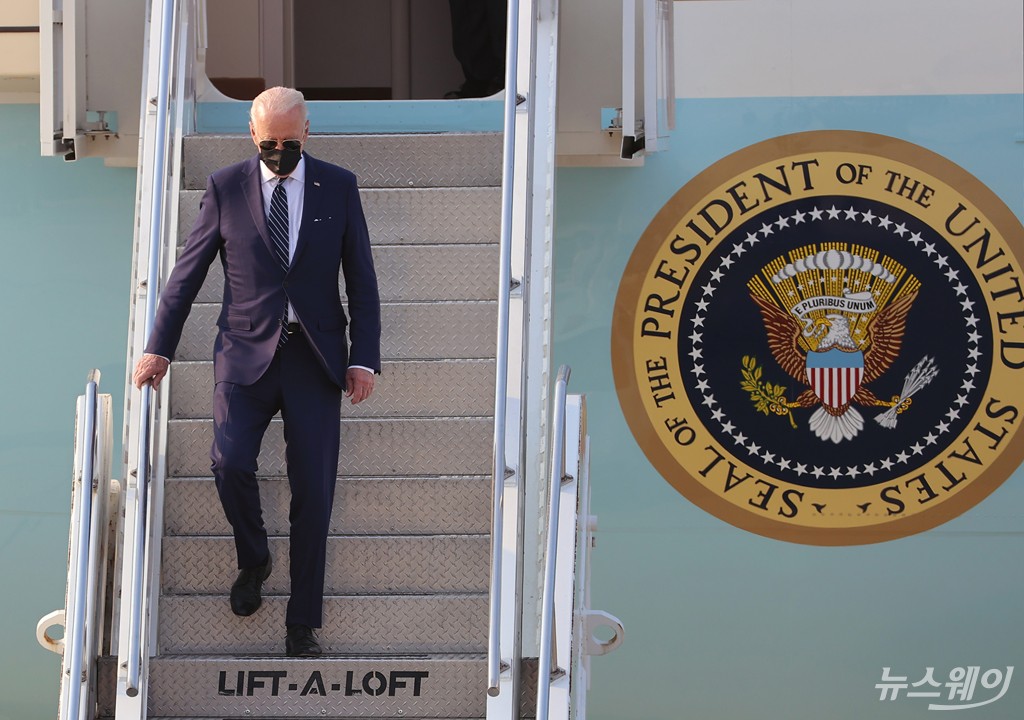 [NW포토]대통령전용기 '에어포스원'에서 내리는 조 바이든 미국대통령