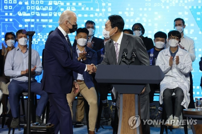 윤석열 대통령과 조 바이든 미국 대통령, 평택 삼성전자 반도체 공장에서. 사진=연합뉴스