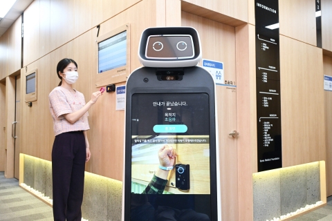 LG전자, 국내 의료기관에 '클로이 로봇' 공급 확대
