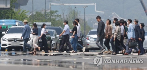 전국 대부분 지역 '폭염특보'···곳곳에 소나기