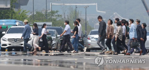 23일 오후 서울 세종대로 위로 아스팔트 열기로 인한 아지랑이가 피어오르고 있다. 사진=연합뉴스 제공