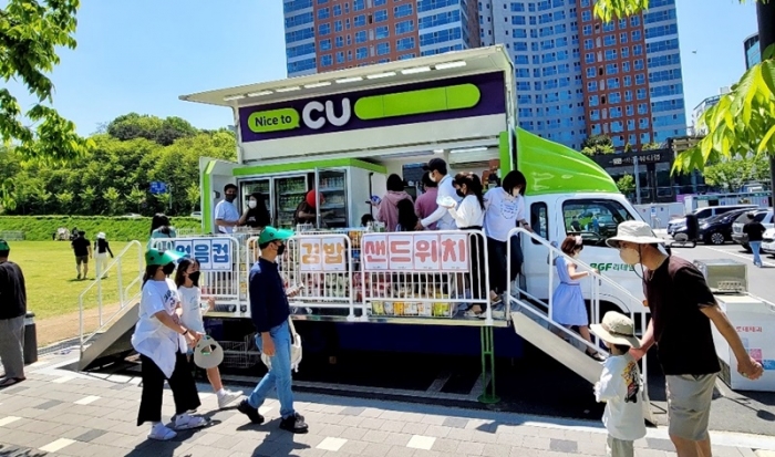 지난 5월 5일 천안시민체육공원에서 CU 이동형 편의점을 관광객들이 이용하고 있다./사진=CU제공