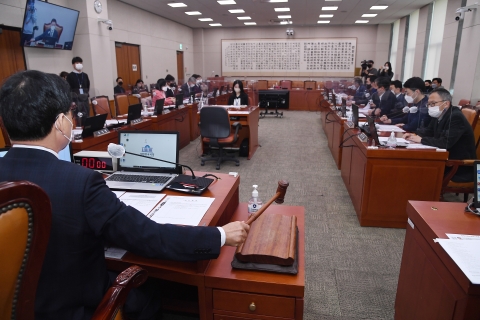후반기 법사위원장 놓고 신경전···與 &quot;일당 독식은 일당 독주&quot;, 野 &quot;근본 신뢰 무너져&quot;
