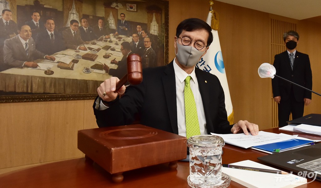 [NW포토]의사봉 두드리는 이창용 한국은행 총재