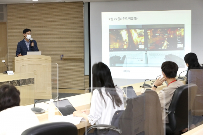 김이길 KT 융합기술원 AI2XL연구소 팀장이 26일 KT우면연구센터에서 자사의 클라우드 게임 서비스 신규 솔루션에 대해 설명하고 있다. 사진=KT