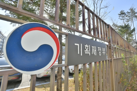 역대 기재장관 대담···"총체적 복합위기" 진단속 법인세 인하 등 조언