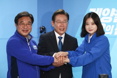 손 잡은 이재명·윤호중·박지현···&quot;유능한 일꾼 증명해 보이겠다&quot; 지지 호소