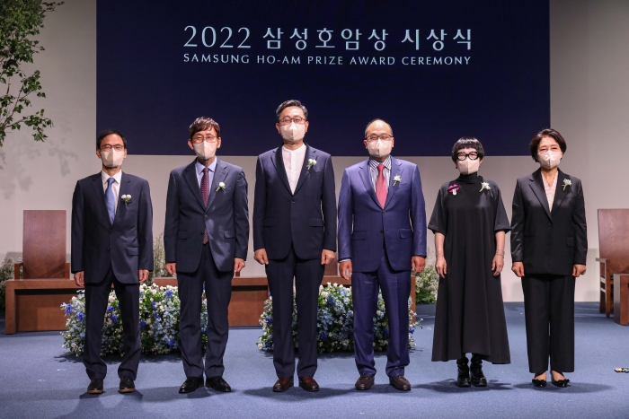 삼성호암상 수상자들이 31일 서울신라호텔 다이너스티홀에서 열린 '2022 삼성호암상 시상식'에서 기념 촬영을 하고 있다. 사진=호암재단 제공