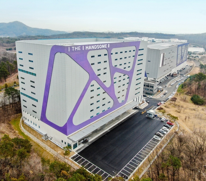 경기도 이천시 호법면에 위치한 한섬 온라인 전용 물류센터 '스마트허브 e비즈' 전경. 사진=한섬 제공