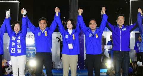 민주, 막판 서울 집중 유세···&quot;폭주하는 대통령 견제할 야당 필요&quot; 호소