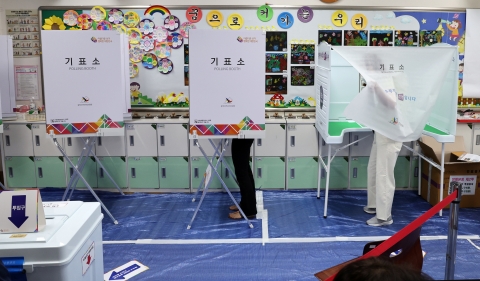 지방선거 오후 1시 투표율 38.3%···사전투표율 반영